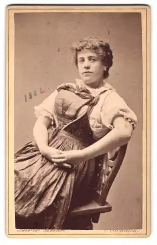 Fotografie Franz Werner, München, Schwanthaler-Str. 1, Frau im Trachtenkleid mit gepolsterter Brust, 1882
