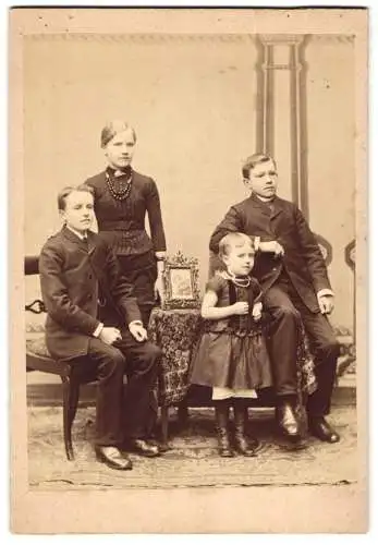 Fotografie H. Döhring, Osterburg, Kinder Grete, Heinrich, Julius und Helene Hubach mit Foto ihrer Eltern