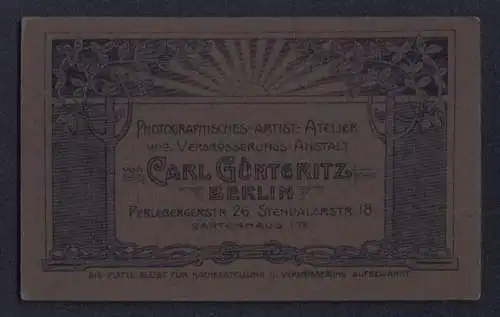 Fotografie Carl Günteritz, Berlin, Perlebergerstr. 26, Sonnenaufgang über Anschrift der Ateliers von Bäumen eingerahmt