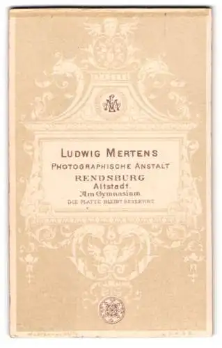 Fotografie Ludwig Mertens, Rendsburg, am Gymnasium, Monogramm des Fotografen über Anschrift des Atelier, Jugendstil