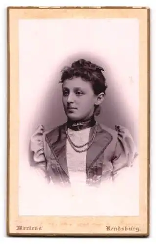 Fotografie Ludwig Mertens, Rendsburg, am Gymnasium, Monogramm des Fotografen über Anschrift des Atelier, Jugendstil