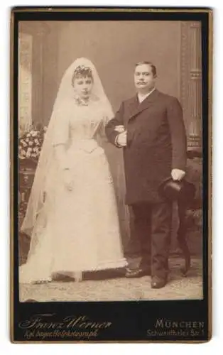 Fotografie Franz Werner, München, Schwanthaler Str. 1, Braut im Hochzeitskleid u. Schleier neben Ehemann m. Zylinder
