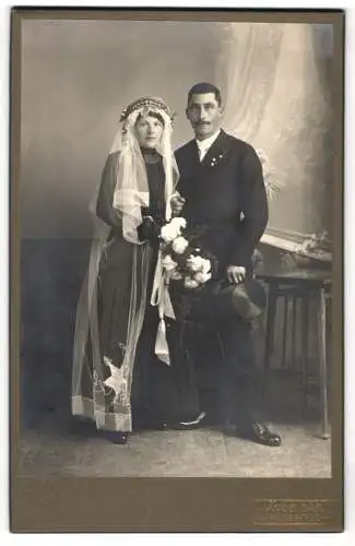 Fotografie Jacob Bär, Frauenfeld, Hübsche Braut in schwarzem Hochzeitskleid u. bodenlangem Schleier mit Bräutigam