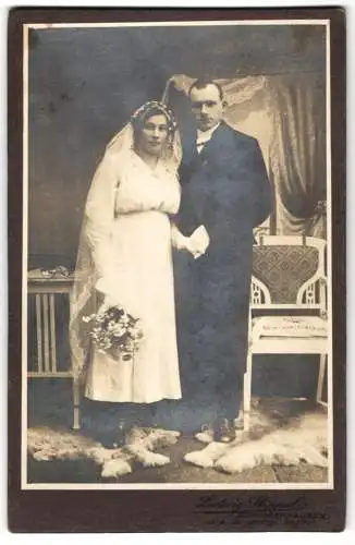 Fotografie Ludwig Stippel, Schrobenhausen, Hübsche Braut in weissem Hochzeitskleid mit Schleier neben Bräutigam