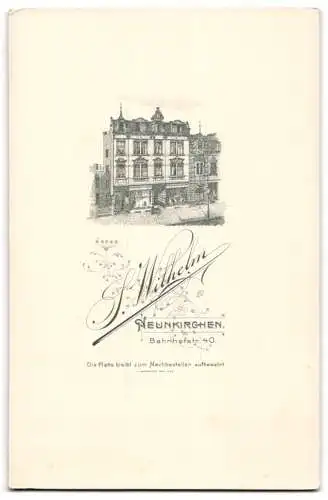 Fotografie J. Wilhelm, Neunkirchen, Bahnhofstr. 40, Junge Braut in schwarzem Hochzeitskleid u. Bräutigam m. Zylinder