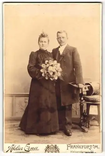 Fotografie Atelier Erna, Frankfurt a. M., Kaiserstr. 5a, Hübsche Braut in schwarzem Hochzeitskleid, Brautpaar