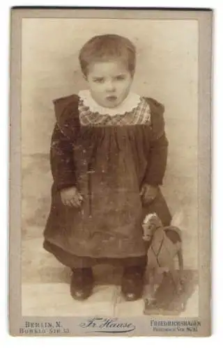 Fotografie Fr. Haase, Berlin, Borsig-Str. 13, Süsses Kind mit kurzen Haaren u. Pferd auf Rollen, Spielzeug