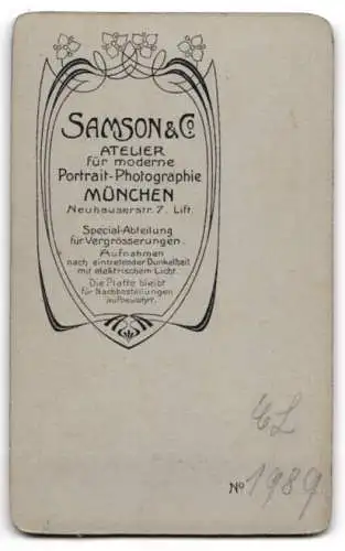 Fotografie Samson & Co, München, Neuhauserstr. 7, Mädchen m. Haarkranz, Kerze, Armbinde u. Bibel bei der Kommunion