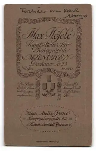 Fotografie Max Höfele, München, Dachauer-Str. 25, Hübsches Mädchen m. Haarschmuck, Kerze u. Bibel zur Kommunion