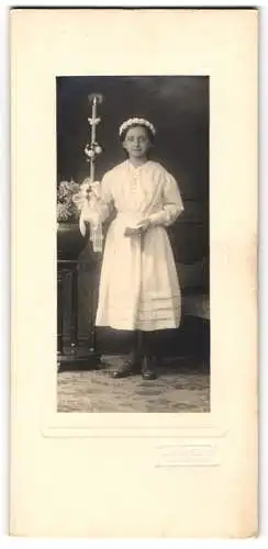 Fotografie J. Mürnseer, Karlsruhe, Hübsches Mädchen mit Haarkranz, Bibel u. Kerze in weissem Kleid bei der Kommunion