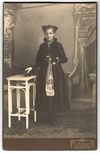 Fotografie C. Regler, Berlin, Kastanienallee 62, Mädchen m. Haarschleife, Strauss u. Bibel in schwarzem Kleid, Kommunion