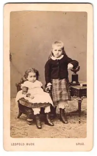 Fotografie Leopold Bude, Graz, zwei niedliche kleine Mädchen Mathilde und Therese Czeike in karierten Kleidern, 1877