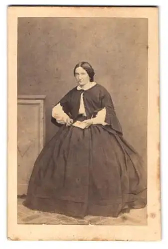 Fotografie unbekannter Fotograf und Ort, Portrait Frau Iilaria Sachers im weiten dunklen Kleid