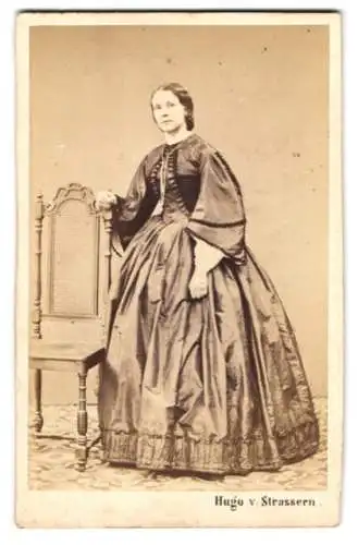 Fotografie Hugo v. Strasser, Wieden, hübsche junge Frau im glänzenden Kleid mit Halskette