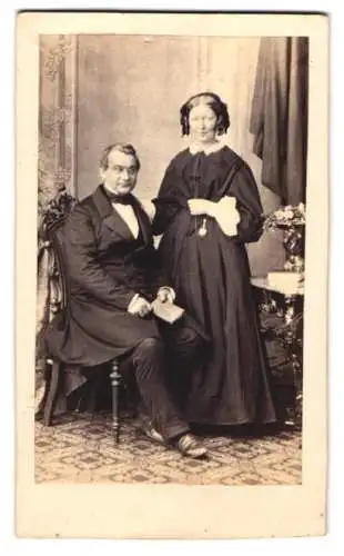 Fotografie J. E. Feilner, Bremen, älteres Paar im Anzug und im Kleid mit Locken