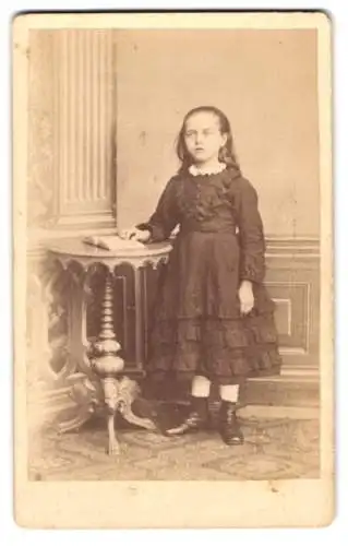 Fotografie Hugo Vogdt, Striegau, junges Mädchen im dunklen Kleid mit langen offenen Haaren