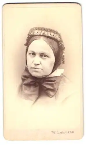 Fotografie W. Lehmann, Hietzing, Dame mit grosser Schleife und geschmückter Kopfbedeckung