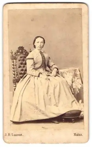 Fotografie J. B. Laurent, Mainz, junge Frau im hellen Reifrock-Kleid posiert sitzend im Atelier