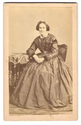 Fotografie C. J. Ophoven, Lippstadt, ältere Dame im Reifrock-Kleid mit Brosche und Haarschmuck