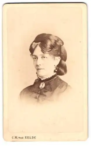 Fotografie C. M. van Eelde, Wiesbaden, junge Frau im Kleid mit Brosche und hochgesteckten Haaren