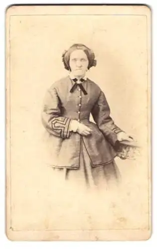 Fotografie J. E. Schubert, Nürnberg, ältere Dame im Kleid mit Haube