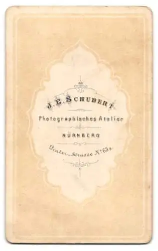 Fotografie J. E. Schubert, Nürnberg, ältere Dame im Kleid mit Haube