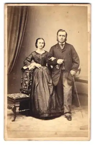 Fotografie J. Guggenheim, Oxford, junge Frau Marie und Herr Joseph im Anzug mit Flanierstock und im Kleid