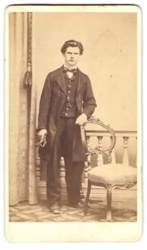 Fotografie J. F. Maurer, Landau, junger Mann im dunklen Anzug mit Fliege
