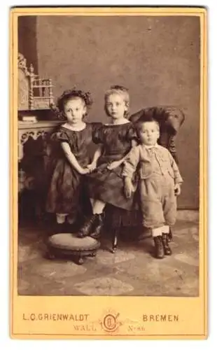 Fotografie L. O. Griendwaldt, Bremen, zwei niedliche Mädchen in Kleidern nebst ihrem kleinen Bruder