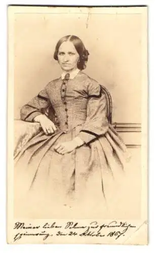 Fotografie unbekannter Fotograf und Ort, Dame im gemusterten Kleid mit Brosche, 1867