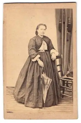 Fotografie F. Winter, Graz, junge korpulente Frau um Kleid mit Schirm