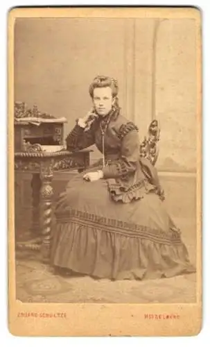 Fotografie Eduard Schultze, Heidelberg, junge Dame im dunklen Kleid mit Locken, 1870
