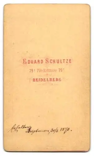 Fotografie Eduard Schultze, Heidelberg, junge Dame im dunklen Kleid mit Locken, 1870