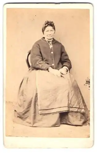 Fotografie Cäsar Schmidt, Hof, ältere Dame im einfachen Kleid mit Schürze und Kopftuch