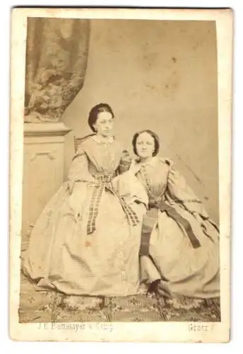 Fotografie J. B. Rottmayer, Graz, zwei junge Damen in hellen Sommerkleidern