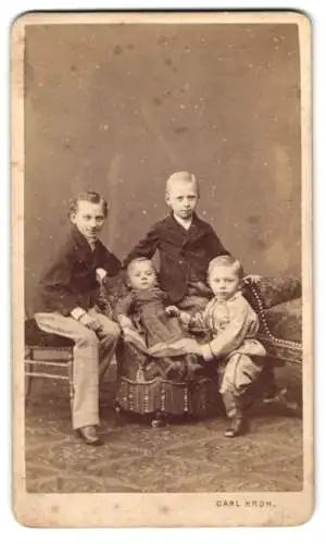 Fotografie Carl Kroh, Wien, drei junge Knaben in Anzügen mit ihrer kleinen Schwester in der Mitte