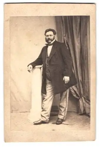 Fotografie unbekannter Fotograf und Ort, Portrait Herr Vaclaf Schütz im Anzug mit Bart