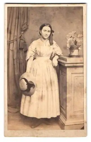 Fotografie C. G. Rost, Magdeburg, junge Frau im hellen Sommerkleid mit Sommerhut