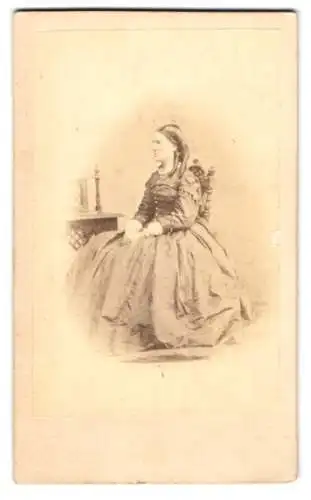 Fotografie G. Steffens, Berlin, junge Frau im Biedermeierkleid mit Locken