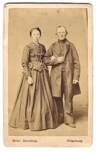 Fotografie Heinr. Daseking, Oldenburg, älterer Herr nebst junger Frau im dunklen Kleid mit Halskette
