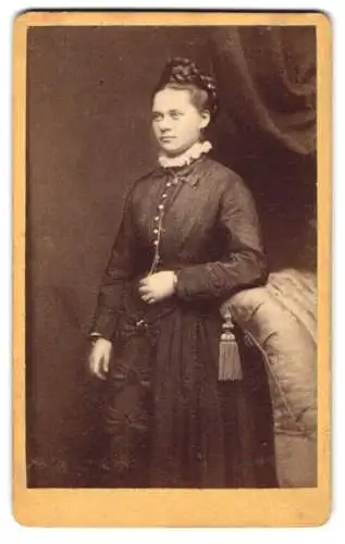 Fotografie Fried. Goebel, Witten / Ruhr, junge Frau im dunklen Kleid mit hochgesteckten Haaren