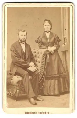 Fotografie Theodor Hartel, Potsdam, junges Paar im Biedermeierkleid und im Anzug mit Vollbart