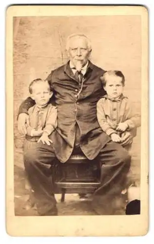 Fotografie Reif, Endingen, Grossvater im Anzug mit seinen beiden Enkelsöhne