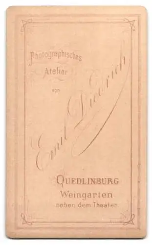 Fotografie Emil Diedrich, Quedlinburg, zwei kleine Mädchen in Kleidern mit Puppe im Arm nebst ihrem Burder