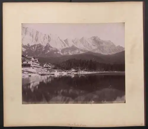 Fotografie unbekannter Fotograf, Ansicht Partenkirchen, Blick über die Felder nach der Stadt mit Alpenpanorama