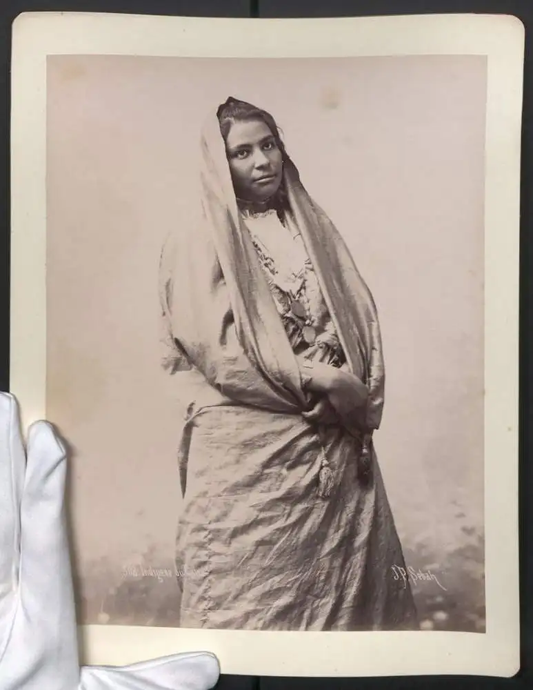Fotografie J. P. Sebah, Konstantinopel, indigene du Gaire, junge Ägypterin in Tracht, in Tuch gehüllt 0