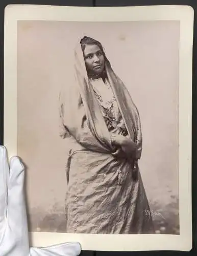 Fotografie J. P. Sebah, Konstantinopel, indigene du Gaire, junge Ägypterin in Tracht, in Tuch gehüllt