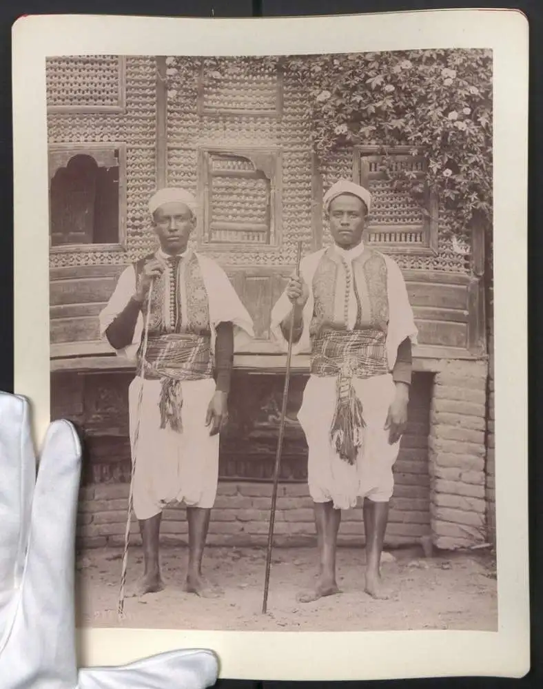 Fotografie J. P. Sebah, Konstantinopel, zwei junge Ägypter aus Sais in Tracht mit Stöcken 0