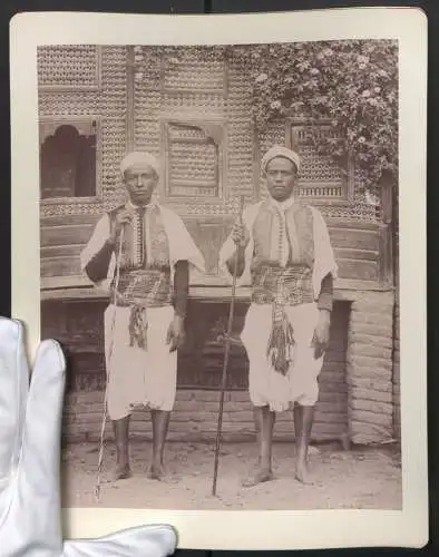 Fotografie J. P. Sebah, Konstantinopel, zwei junge Ägypter aus Sais in Tracht mit Stöcken