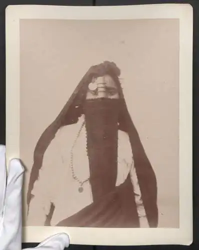 Fotografie unbekannter Fotograf und Ort, junge Ägytperin in Tracht mit Schleier, Fellah, Femme Arabe